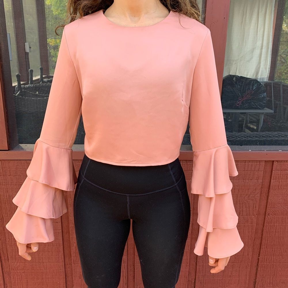 Misguided coral tiered, cropped, ruched sleeved blouse, size 6.